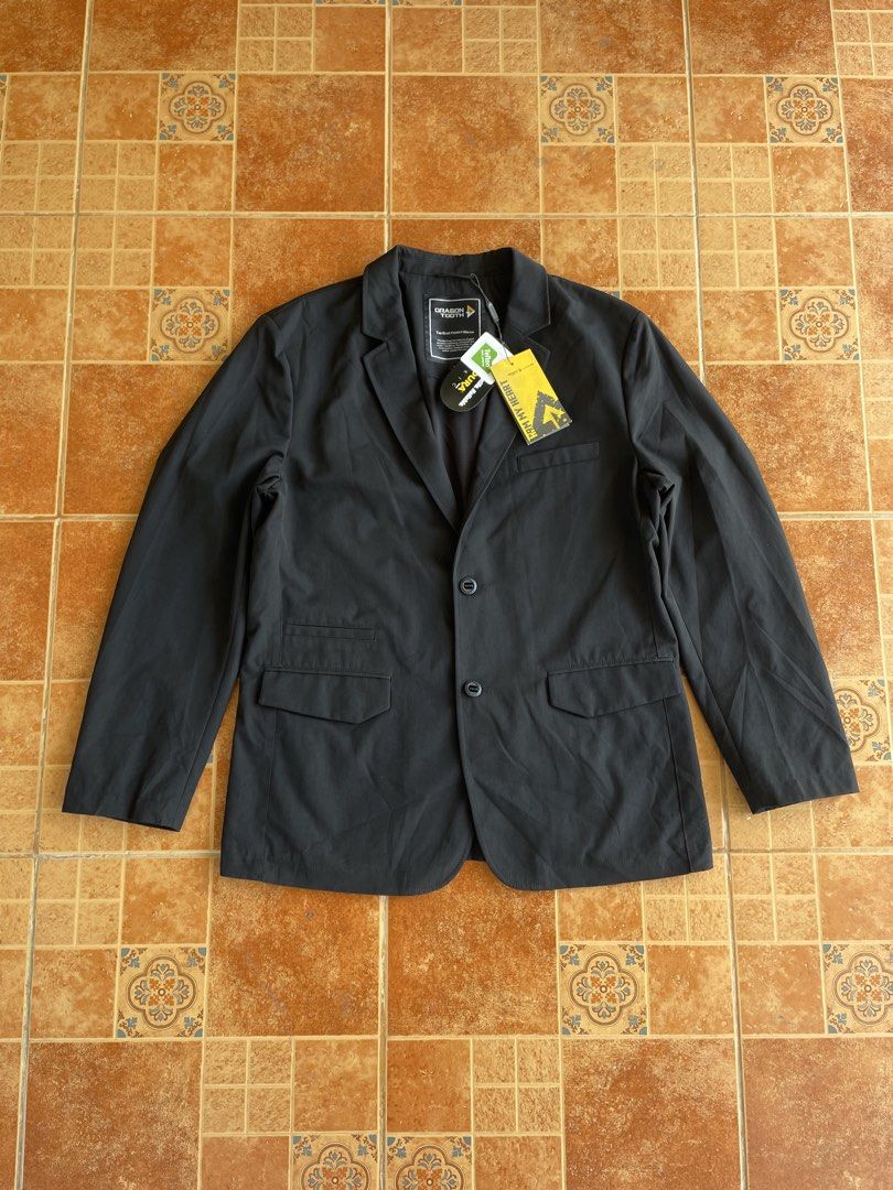 Dragon Tooth Tactical Covert Blazer Jacket Black (Category: Coats, Jackets and Outerwear) located in Manila. Submitted by francmarqu10965 (Listing ID 1450836011, Image 1). Description: DRAGON TOOTH TACTICAL COVERT BLA/ZER (BLACK) BRANDNEW W/ HANGTAGS L ON TAG | 21x28.5-29 as new, no issues | wash nalang 10/10 color rate -an everyday tactical sport coat built for utilitarian performance and discreet carry. * Material & Durability: Constructed with