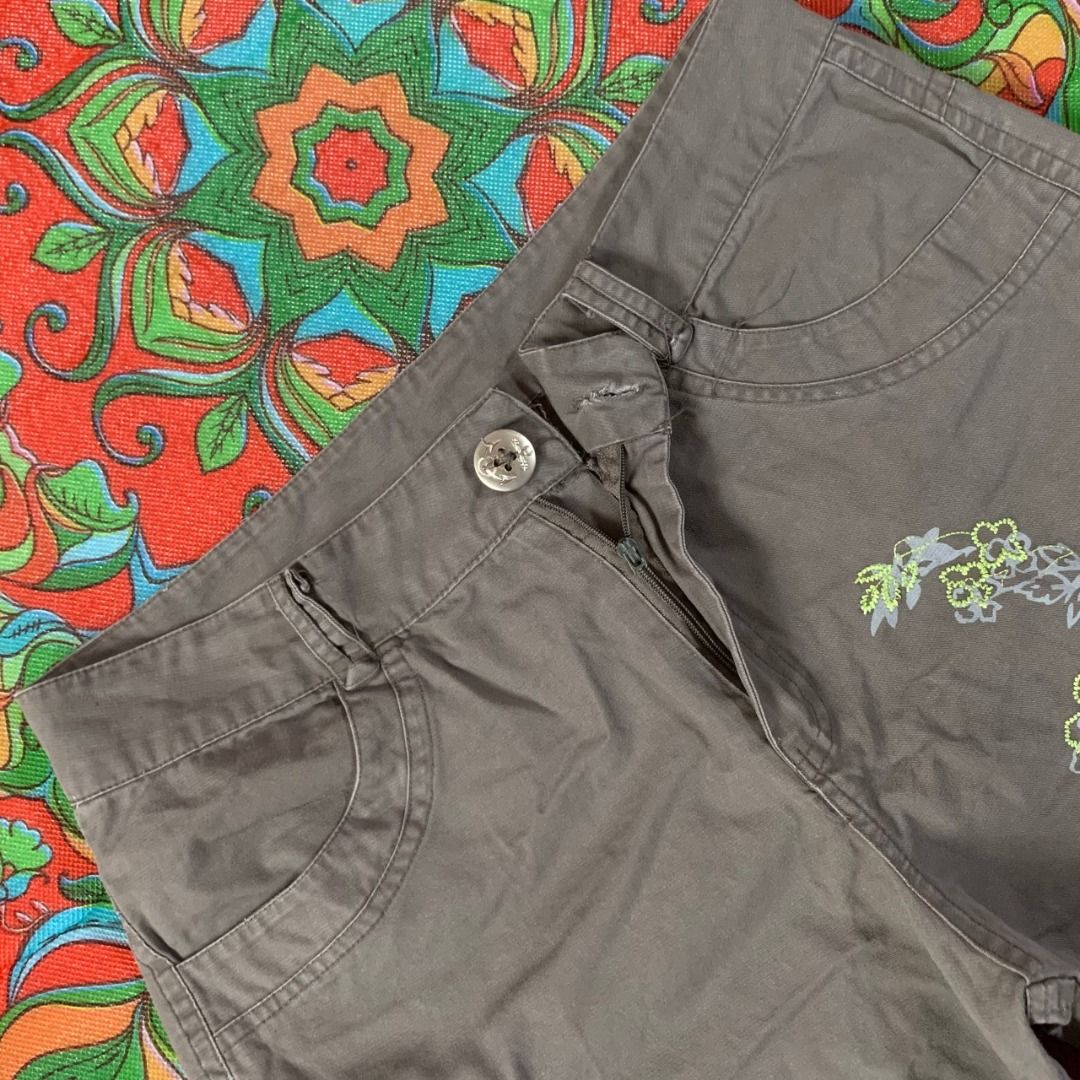 early 2000s multi-pocket embroidered cargo shorts y2k (Category: Shorts) located in Arayat. Submitted by capymelon (Listing ID 1450854397, Image 3). Description: size: W28" L18" R10.5" note: minimal discrepancies in measurements may occur when sellers take dimes issue : broken zip but still working color may vary due to lighting items are negotiable but no lowballing send me a message if interested! 📍pampanga sf ranges from ₱54-₱84.