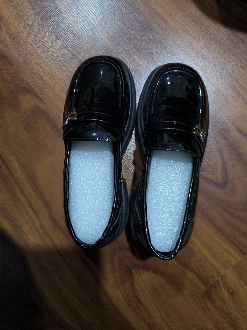 （EM） Black Patent Chunky Platform Loafers (Category: Loafers) located in Sibu. Submitted by luv_mixnmatch (Listing ID 1450889371, Image 1). Description: heels high 6cm.