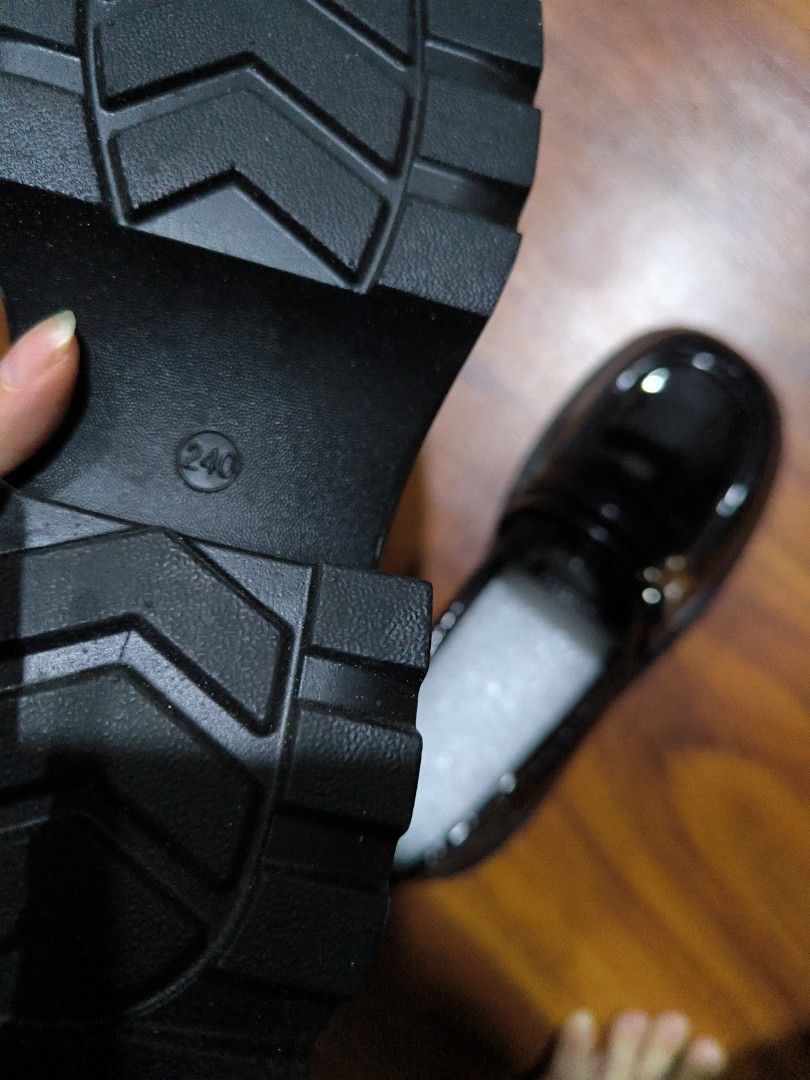 （EM） Black Patent Chunky Platform Loafers (Category: Loafers) located in Sibu. Submitted by luv_mixnmatch (Listing ID 1450889371, Image 3). Description: heels high 6cm.