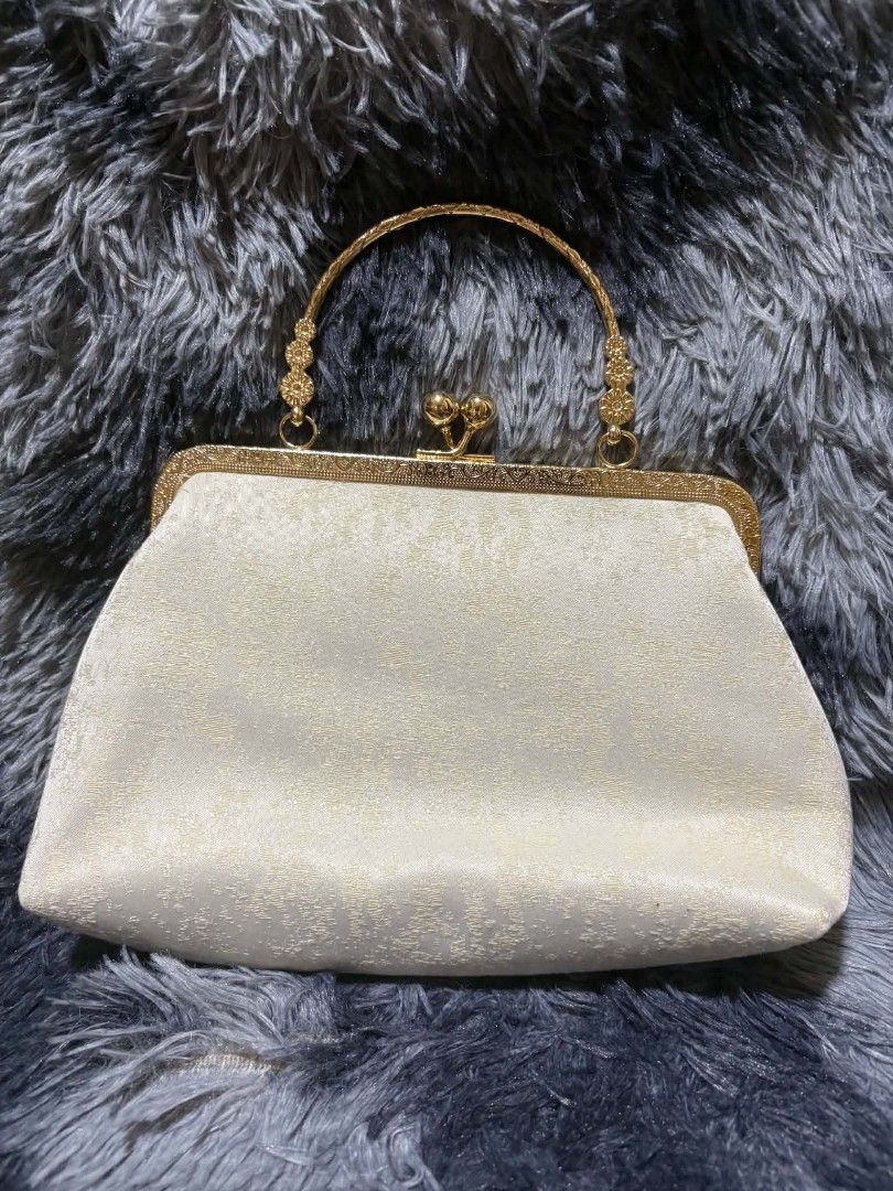 Embroidery Chinese cheongsam bag (Category: Clutches) located in Iba. Submitted by pautheamitch (Listing ID 1450818653, Image 2). Description: - Embroidery Chinese cheongsam bag. - simple elegant Chinese shoulder bag all-match female bag - Cream colored clutch bag - Beautiful floral embroidery - Chic gold frame and handle - Detachable gold chain strap included - Interior pocket for essentials - Secure clasp closure - Ideal for parties and special