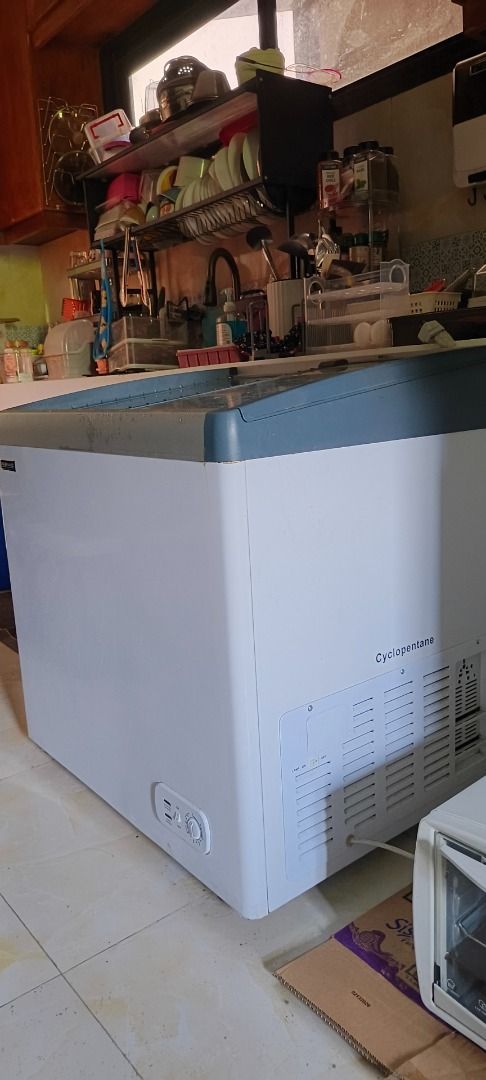 Fabriano Showcase Chest Freezer FGTCS7SG (Category: Refrigerators and Freezers) located in Lipa City. Submitted by yummybabe (Listing ID 1450935192, Image 3). Description: RFS: Decluttering, no longer needed Price : PHP 16,000 negotiable, PM lng bka magkasundo sa presyo - Fabriano Showcase Chest Freezer - Model: FGTCS7SG - Features a convenient glass lid - Ideal for storing all your frozen goods - In excellent working condition - Selling as it's 