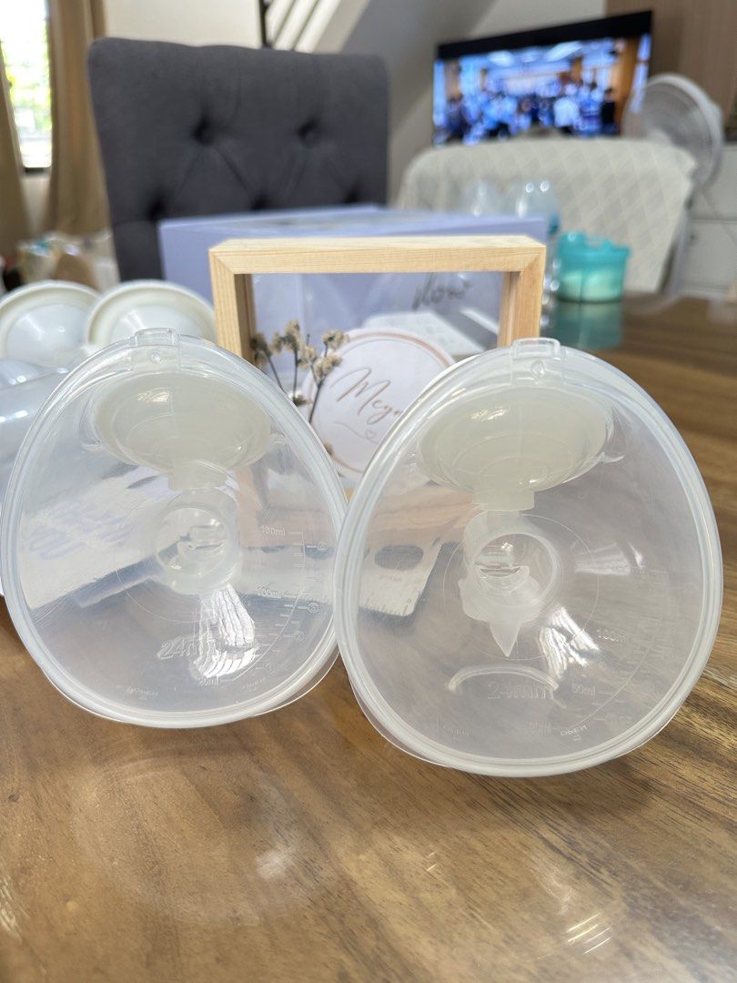 Flow M1 Electric Breast Pump 2 in 1 with freebies (Category: Breastfeeding & Bottle Feeding) located in Manila. Submitted by meynyee (Listing ID 1450759035, Image 3). Description: Selling my preloved Flow M1 2-in-1 Double Electric Hospital Grade Breast Pump. Condition: * ✅ Fully functional and working well * ✅ Complete set * ⚠️ Has slight discoloration on some parts due to UV sterilization. * ⚠️ May have minimal scratches from normal use. Complet