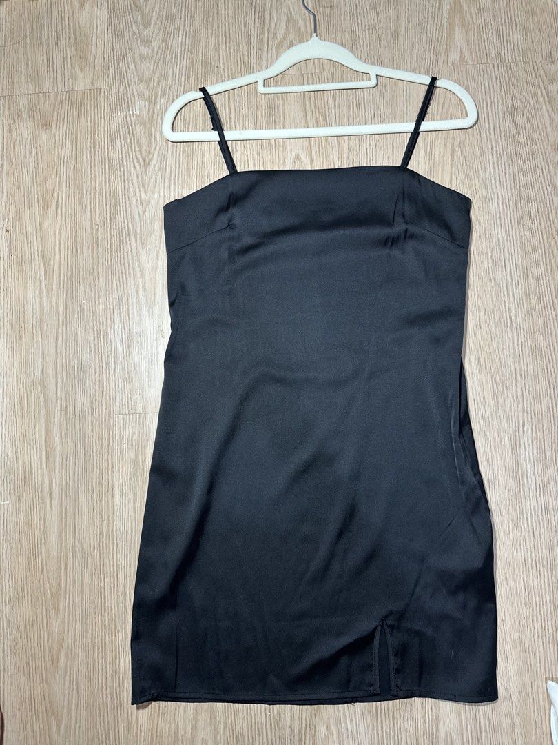 FOREVER 21 Black Silk Dress (Category: Dresses) located in Antipolo. Submitted by bhrl__48 (Listing ID 1450882889, Image 1). Description: - BRAND NEW - Size: US Small - RFS: Decluttering, I have too much clothes!! - NO FLAWS.