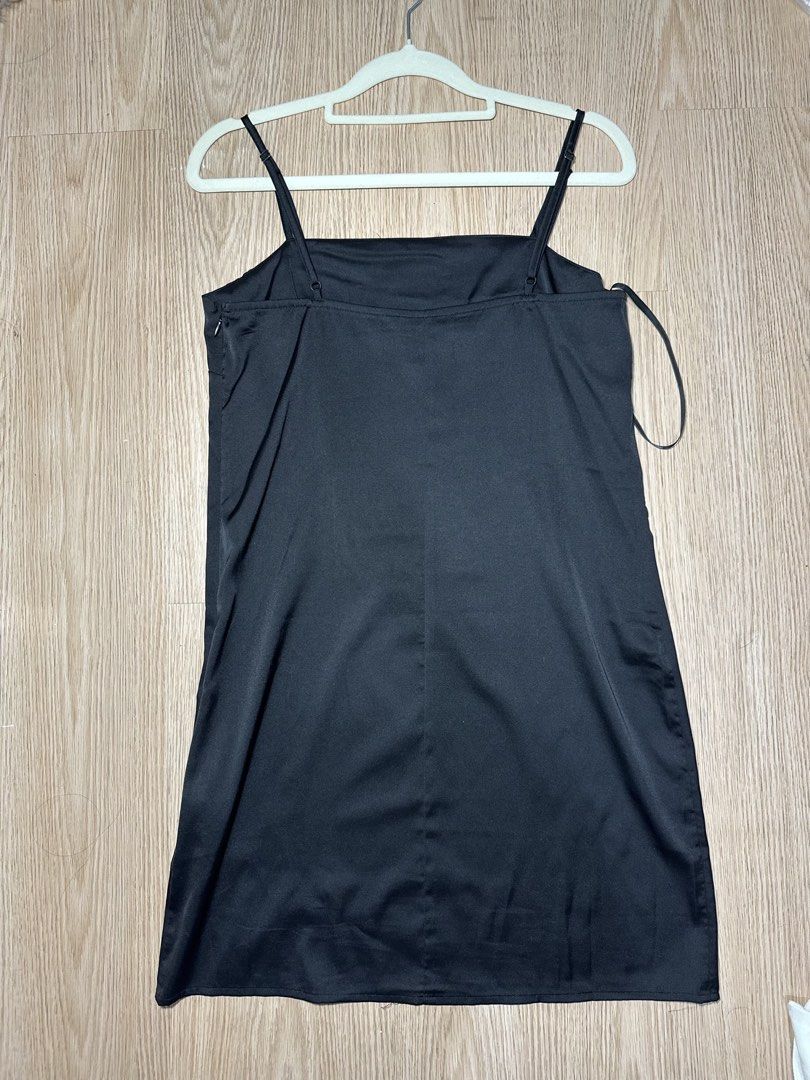 FOREVER 21 Black Silk Dress (Category: Dresses) located in Antipolo. Submitted by bhrl__48 (Listing ID 1450882889, Image 3). Description: - BRAND NEW - Size: US Small - RFS: Decluttering, I have too much clothes!! - NO FLAWS.