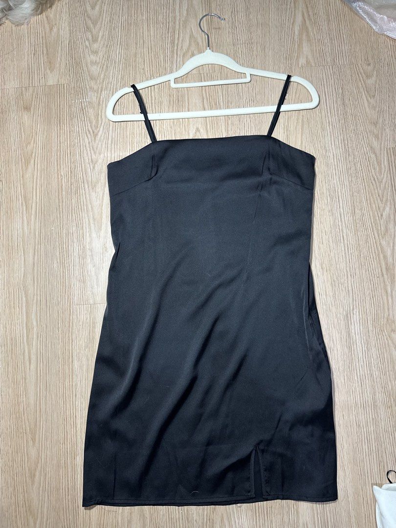 FOREVER 21 Black Silk Dress (Category: Dresses) located in Antipolo. Submitted by bhrl__48 (Listing ID 1450882889, Image 2). Description: - BRAND NEW - Size: US Small - RFS: Decluttering, I have too much clothes!! - NO FLAWS.