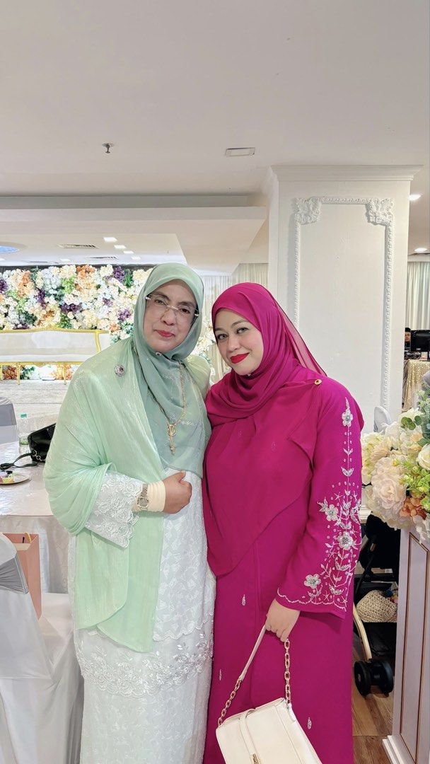 Fuchsia Pink Abaya (Category: Kaftans & Jubahs) located in Shah Alam. Submitted by zanaslanza (Listing ID 1450910022, Image 2). Description: - Abaya Size 56 sesuai untuk yang size 2XL - Abaya dari UAE - Ada defects sikit dekat manik di lengan - Baru pakai 2 kali saja.