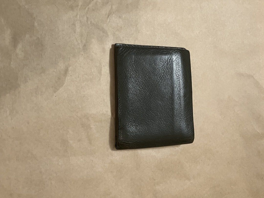Givenchy dark green leather wallet （分類：手袋及銀包）位於 Hong Kong。 由 haze_haze_haze 提交（商品編號 1450481288，圖片 3）。簡介： Givenchy dark green leather wallet. Bifold style. Good condition.。
