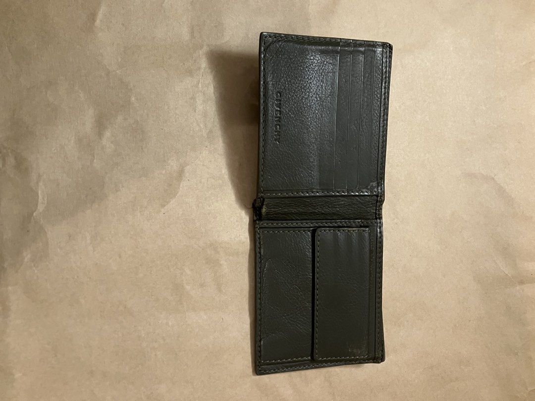 Givenchy dark green leather wallet （分類：手袋及銀包）位於 Hong Kong。 由 haze_haze_haze 提交（商品編號 1450481288，圖片 2）。簡介： Givenchy dark green leather wallet. Bifold style. Good condition.。