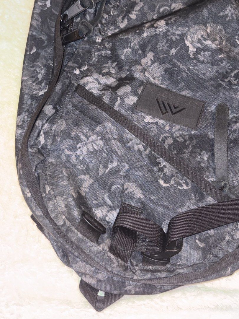Gregory backpack 黑花 背囊 書包 26L （分類：背包）位於 Hong Kong。 由 buzzingk12gnu 提交（商品編號 1450914568，圖片 3）。簡介： gregorgy 黑花 少用 放 運動家買 無單 幾乎全新 100% legit 講價唔覆 。