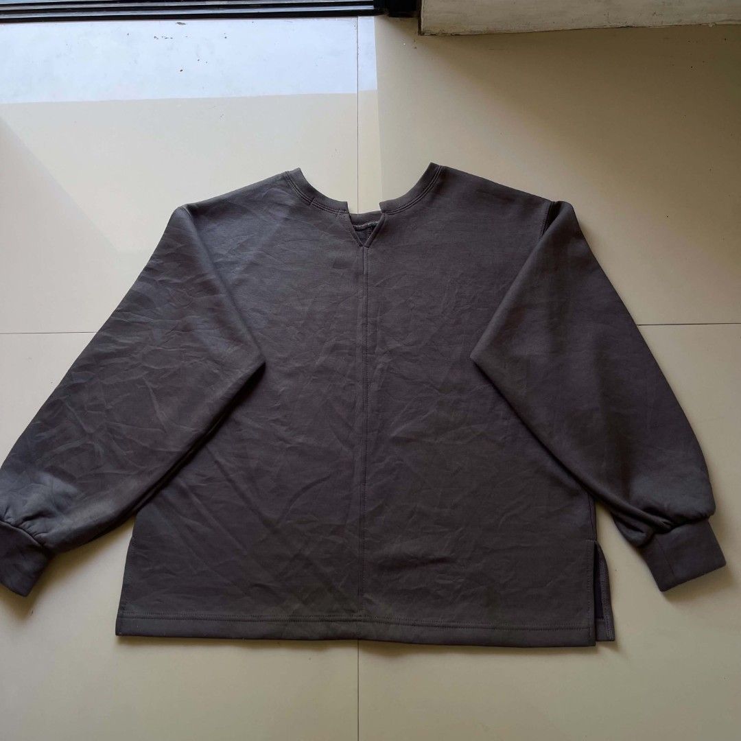 Grey Crewneck Sweatshirt with Side Slits (Category: Longsleeves) located in Manila. Submitted by daemon10 (Listing ID 1450852654, Image 1). Description: - Comfortable grey sweatshirt - Classic crewneck style - Long sleeves - Seam detail down the front and back - Side slits at the hem for a relaxed fit - Ideal for casual wear - Easily pairs with jeans or leggings.