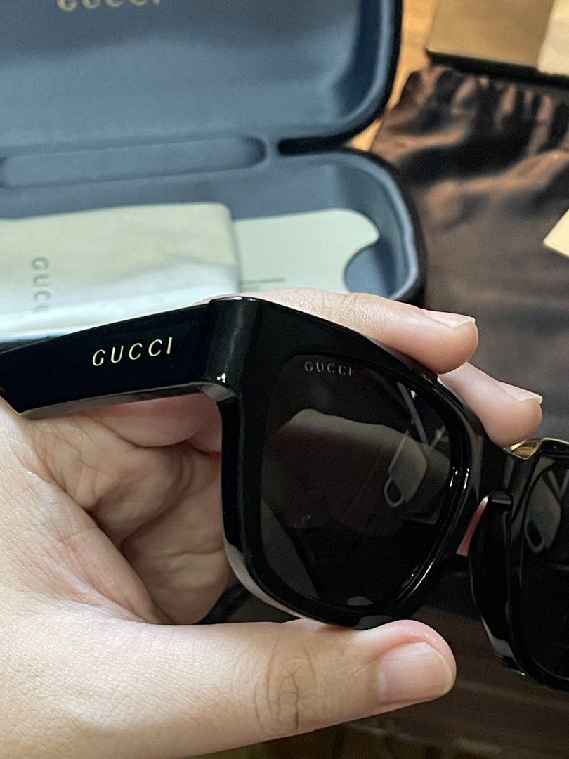 Gucci GG1670SK Sunglasses Black (Category: Sunglasses & Eyewear) located in Las Pinas. Submitted by cosmicowl (Listing ID 1450849826, Image 1). Description: - Authentic Gucci sunglasses - Model: GG1670SK - Color: Black frame with tortoise shell arms - Condition: Unused. Like New - Includes: Original case and authenticity cards - Origin: Made in Italy Selling my unused Gucci Sunglass. RFS: need funds 100% Authentic 100% No issue Size: Medium Unise