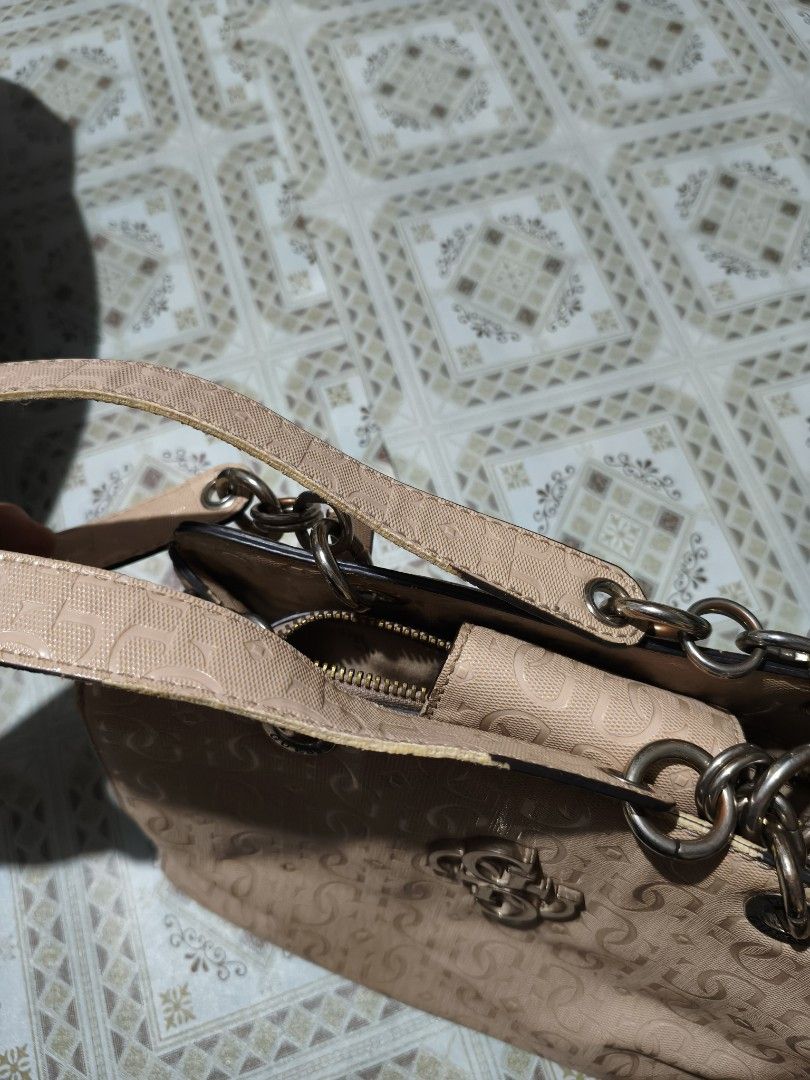 Guess Monogram Shoulder Bag (Category: Luxury Bags & Wallets) located in Quezon City. Submitted by affordable1 (Listing ID 1450896004, Image 3). Description: - Light pink Guess shoulder bag - All-over monogram pattern - Zip closure - Small flap pocket inside shoulder bag✅ - Chain detail on straps - Great everyday bag with flaws paki check na Lang SA picture....