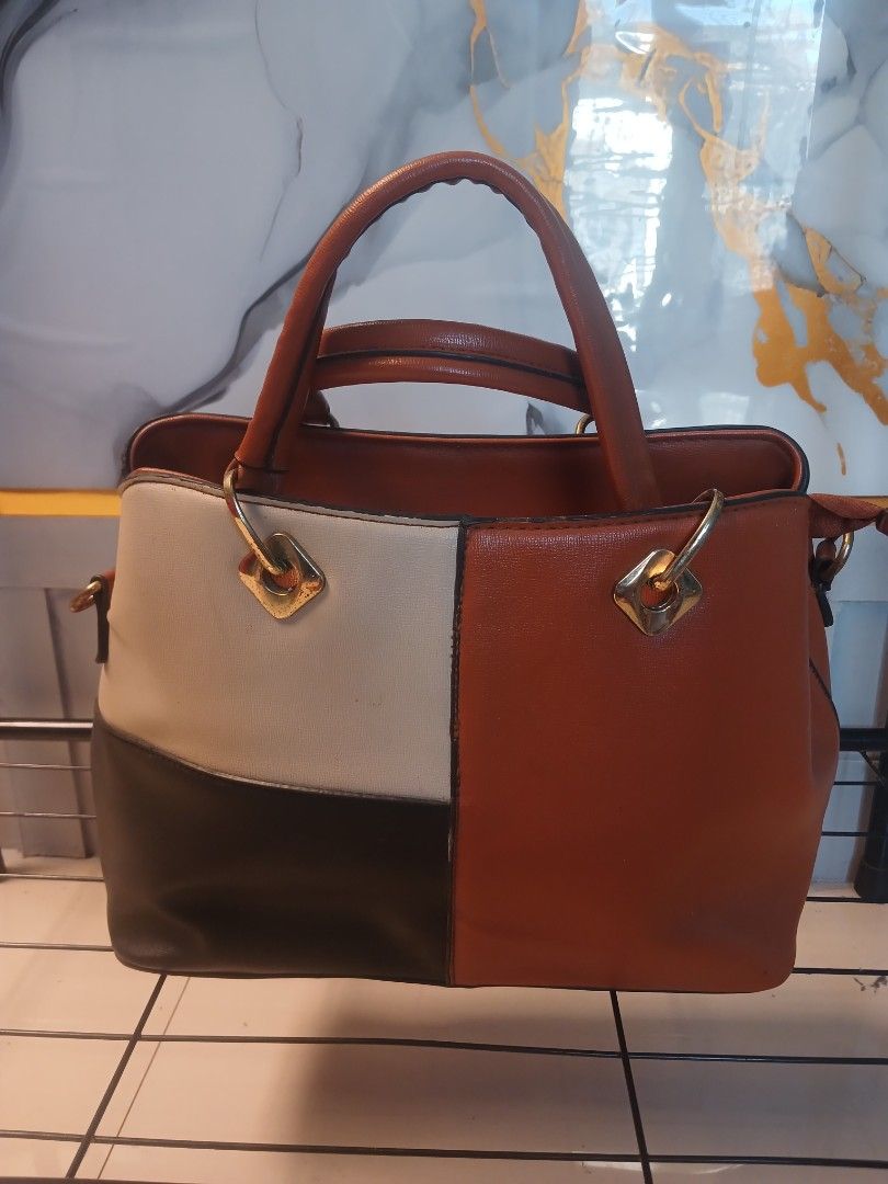 Handbag n sling kelbin kennelius (Kategori: Tas & Dompet Wanita) berada di Bandung. Dikirim oleh divanda_id (ID iklan 1450780151, Gambar 1). Deskripsi: handbg n sling kelbin kennelius 3 warna cream,hitam,caramel mulus no kikis.