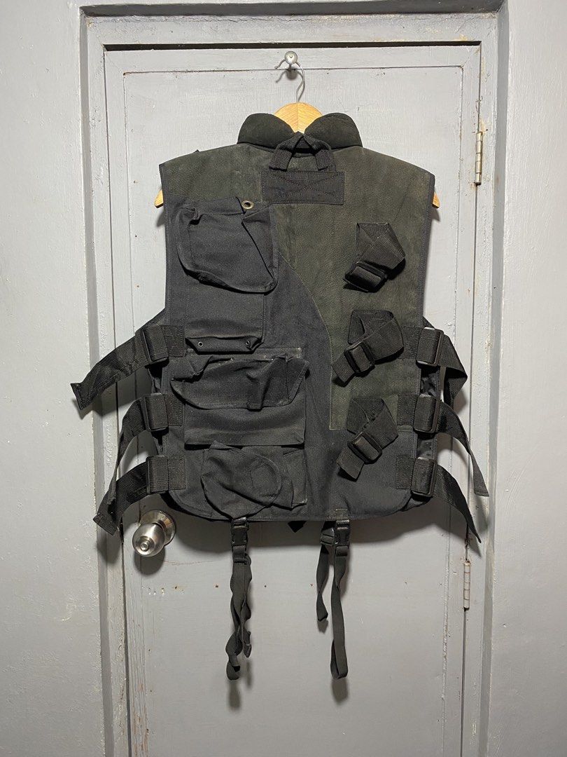 Heavy weight Tactical Vest with Multiple Pockets (Category: Vests) located in Pasacao. Submitted by kishhuschka (Listing ID 1450859881, Image 2). Description: - Durable black tactical vest - Numerous pockets on front and sides for ample storage - Adjustable straps ensure a comfortable and secure fit - Ideal for outdoor activities, airsoft, or costume use - Built to last for your next adventure.