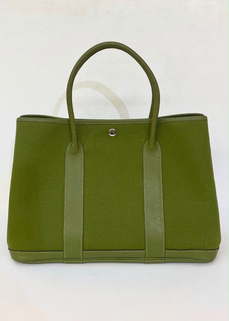 Hermes GP36 Canvas Leather Vert Anis PHW (Kategori: Tas & Dompet Wanita) berada di Jakarta Pusat. Dikirim oleh zafrich (ID iklan 1450911797, Gambar 1). Deskripsi: Hermes Garden Party 36 / GP 36 Canvas Leather Vert Anis PHW #J◼️ 2006 Size 36cm x 18cm x 26cm With Dustbag Pengganti.