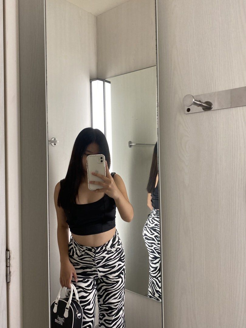 H&M Zebra Print Wide Leg Jeans (Category: Jeans) located in Apalit. Submitted by preloved_adp (Listing ID 1450906459, Image 2). Description: * Authentic H&M * Slightly worn * Excellent condition * Denim fabric * Fits waist 25–27 * No stains or tears RFS: Decluttering my wardrobe. 📩 Message me for measurements or more photos. 🤍.