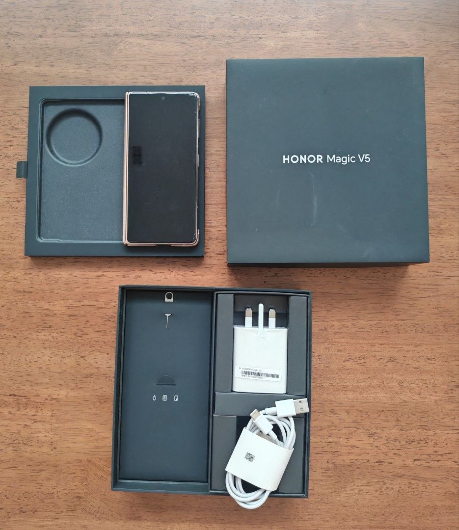 Honor (Category: Honor) located in Singapore. Submitted by ilovemyjob (Listing ID 1450819087, Image 1). Description: Used for less than a year. bought Jul 2025 front screen protector needs to cha ge.