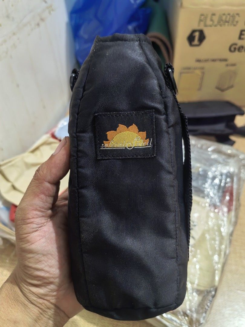 Insulated Waterbottle Pouch (Category: Other Kitchenware & Tableware) located in Cebu City. Submitted by dudes_villanueva (Listing ID 1450771158, Image 1). Description: Insulated Waterbottle Pouch 📌 In very good condition. Diameter : 3 in Height : 7.5 in.