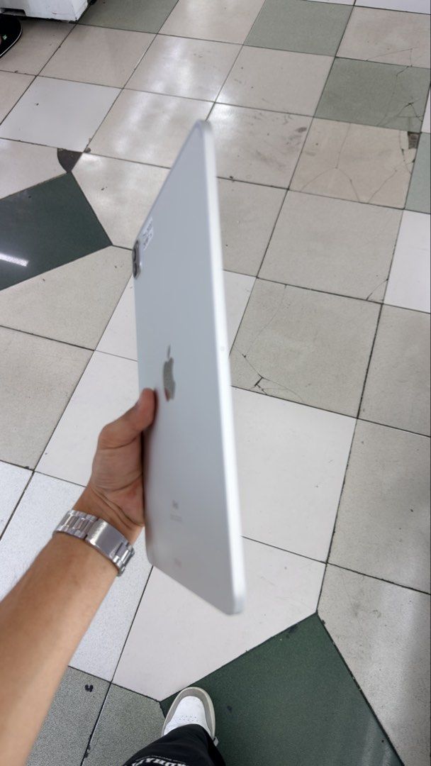 iPad Pro 2020 11inch 256gb Wifi (Category: iPad) located in Manila. Submitted by carimgadgets (Listing ID 1450788029, Image 2). Description: .