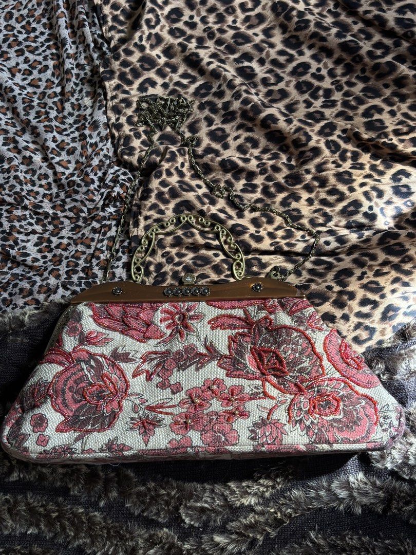 Japan beaded kisslock slingbag (Category: Luxury Bags & Wallets) located in Bocaue. Submitted by florencecloset.ph (Listing ID 1450836401, Image 1). Description: beaded details with handle .