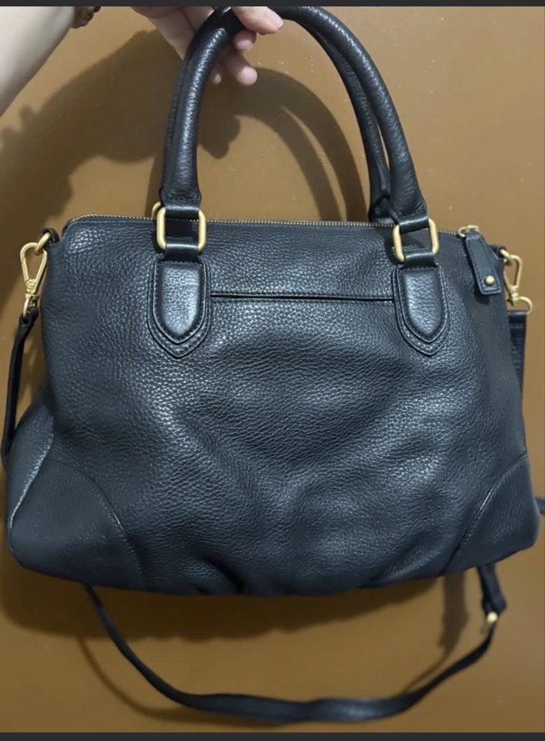 Jill Stuart prelove 2way Leather bag (Category: Luxury Bags & Wallets) located in Quezon City. Submitted by sneakersfit (Listing ID 1450840368, Image 2). Description: Black leather satchel bag. Has top handles and a detachable shoulder strap. Gold hardware details. Plenty of space inside for your essentials. Great everyday bag. Flaws: little faded mark on the logo .