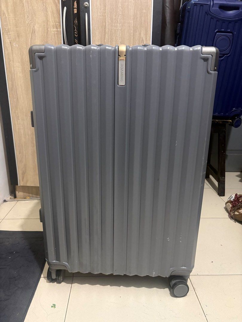 Koper Roaming (Kategori: Tas Pria - Lainnya) berada di Jakarta Pusat. Dikirim oleh rahadian28 (ID iklan 1450815368, Gambar 1). Deskripsi: koper roaming nih Ukuran 28 inch Warna Grey Belum pernah dipake sama sekali Waktu itu beli harga 1,4 an Kalo ada yg mau boleh ya, bisa nego.