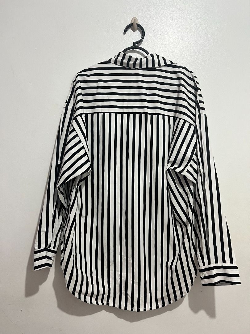 L10 Black BKK Striped Longsleeves (Category: Longsleeves) located in Legazpi City. Submitted by alittlerandom (Listing ID 1450905776, Image 3). Description: ✨ Declutter✨ Only used for live selling purposes. https:// vt.tiktok .com/ZS9rhCF7RjuBc-u2D7L/ (Remove spaces to check reviews of the product) Length: 27.5 in Bust: 34-46 in Materials: Cotton Silk .