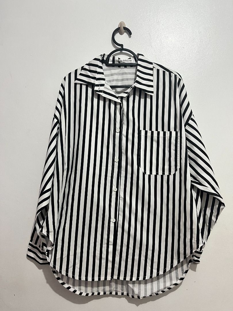 L10 Black BKK Striped Longsleeves (Category: Longsleeves) located in Legazpi City. Submitted by alittlerandom (Listing ID 1450905776, Image 2). Description: ✨ Declutter✨ Only used for live selling purposes. https:// vt.tiktok .com/ZS9rhCF7RjuBc-u2D7L/ (Remove spaces to check reviews of the product) Length: 27.5 in Bust: 34-46 in Materials: Cotton Silk .