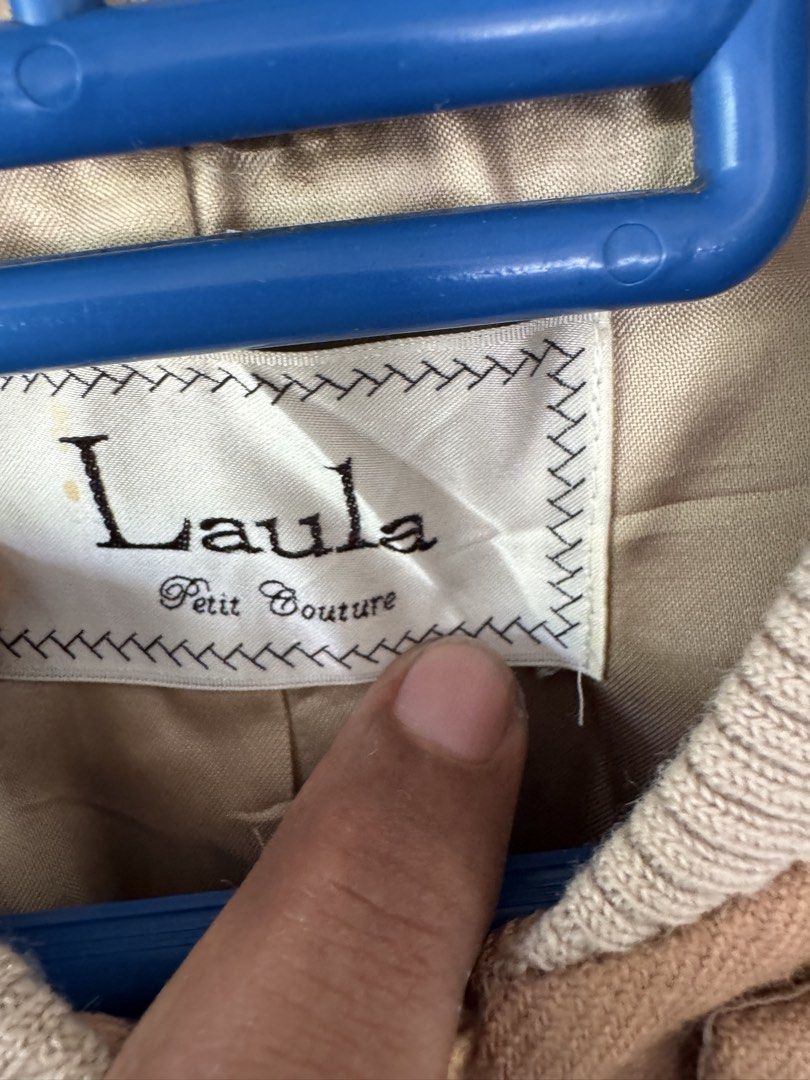 Laula (Category: Coats, Jackets and Outerwear) located in Tumpat. Submitted by deqla2727 (Listing ID 1450761364, Image 3). Description: Laula saiz M pit18.5 lbuh32.5 bhu16 sleve22 cndn9/10 call,wsap0129636410 C24.