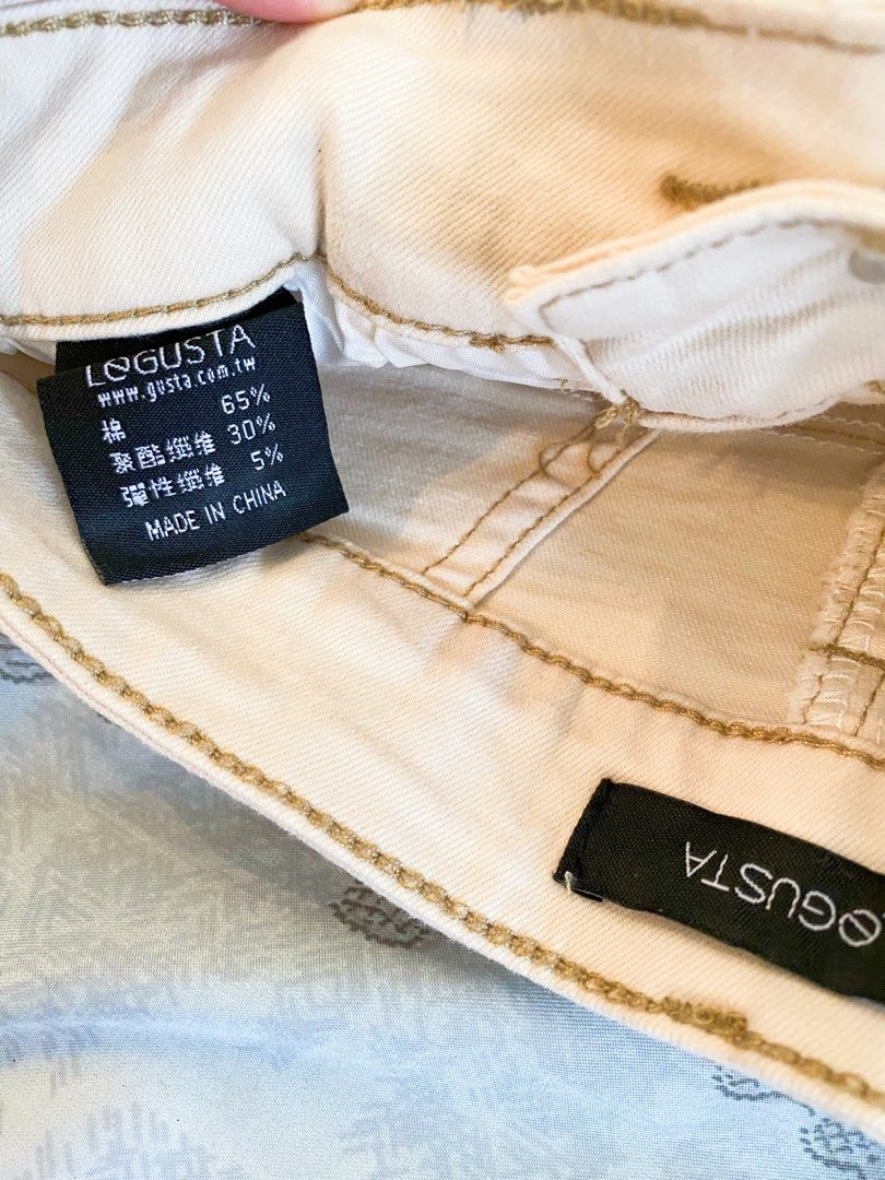 由 mrs.cheng0128 (刊登 ID 1450761254，圖片 3) 提交，位於 台北市 (Taipei) 的 LeGUSTA 車縫線米色高腰彈性牛仔短褲/二手保存良好 (類別：短褲)，說明：Size:S。有彈性。有口袋。 腰30、褲檔28、臀42、長30，單面平量公分。。