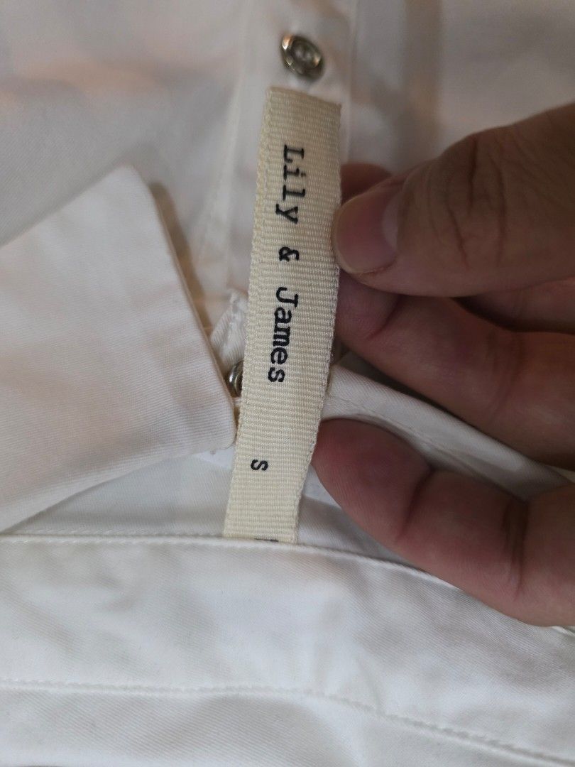 Lily & James White Button-Up Shirt Size S (Category: Shirts) located in San Juan City. Submitted by nicac (Listing ID 1450881830, Image 2). Description: - Brand: Lily & James - Color: White - Sleeve Length: Short-sleeved - Style: Button-up shirt - Size: S - Barely used.