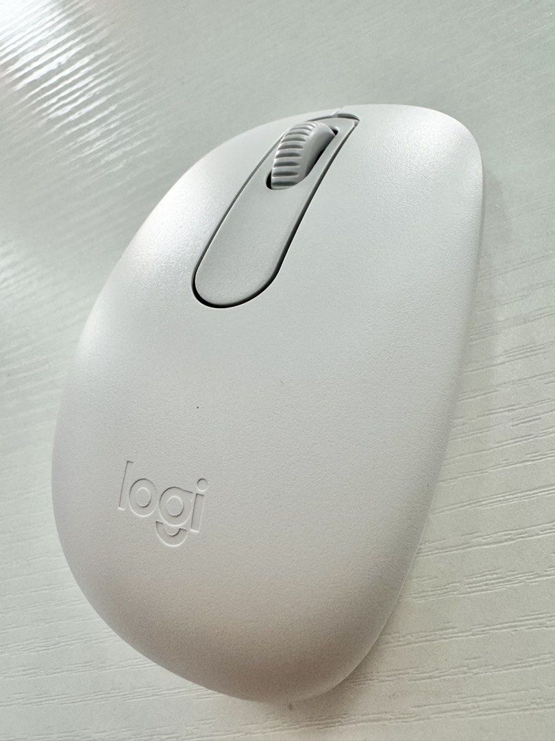 Logitech Bluetooth mouse (Category: Mouse & Mousepads) located in Victoria. Submitted by holb-pinky (Listing ID 1450839334, Image 1). Description: Brand new without box. Never been used because I have another mouse..