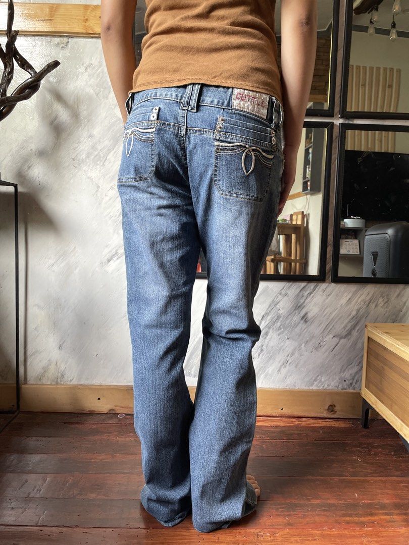 Low Waisted Cuttle y2k bootcut jeans (Category: Jeans) located in Baguio. Submitted by chronicles_cache (Listing ID 1450846632, Image 2). Description: Condition: Great Size tagged: L Waistline: 29 Thigh: 11 Length: 37.5 Leg opening: 8.5.