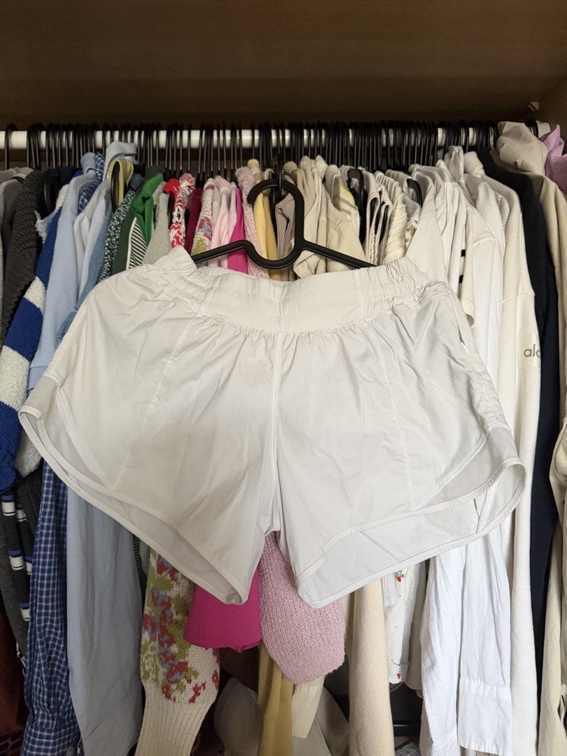 Lululemon Hotty Hot Short Dot 6 (Category: Activewear) located in Quezon City. Submitted by _cjbarrera (Listing ID 1450736850, Image 2). Description: With minimal lint.