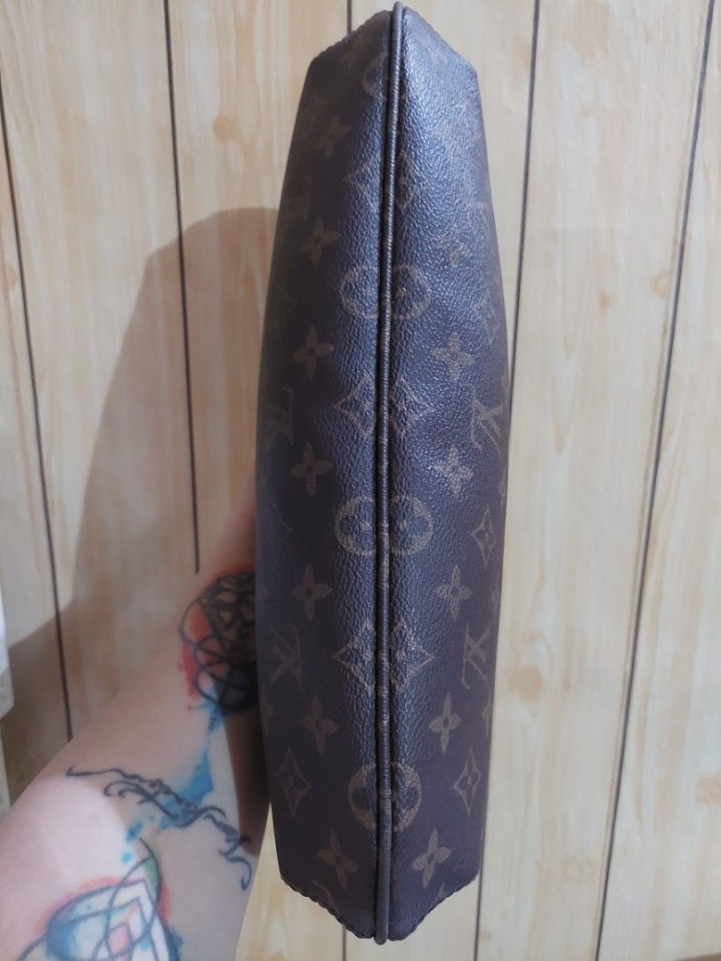 LV Banana/Eva Clutch (Category: Luxury Bags & Wallets) located in Manila. Submitted by 09kimberly11 (Listing ID 1450762796, Image 3). Description: - Aligned monogram print - Classic Louis Vuitton monogram convertible bag - No rubs on leather, intact rubber lining - Color: Brown canvas with leather trim - with distinct heat stamp Serial Number - Features: Adjustable shoulder strap with buckle detail, gold-tone hardware - Closure: Secure zipper - I