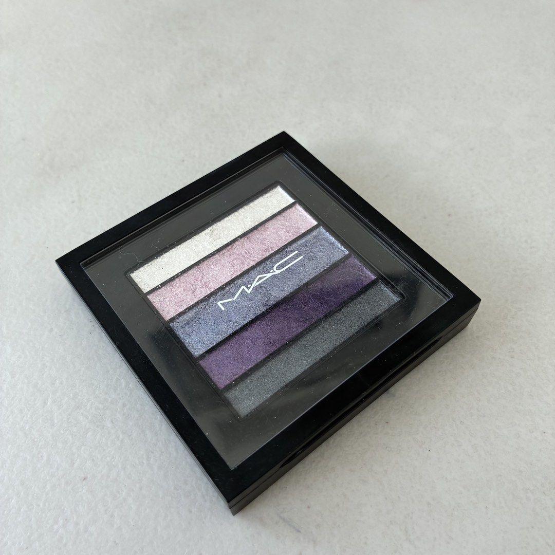 MAC Veluxe Pearlfusion Shadow Eyeshadow Palette (Category: Makeup) located in Manila. Submitted by gabasta998 (Listing ID 1450756663, Image 1). Description: 80% full.