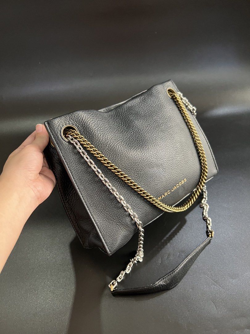 ‼️SOLD‼️Marc Jacobs Double Link 27 Shoulder Bag Orig💯 (Category: Luxury Bags & Wallets) located in Cebu City. Submitted by sexyclosetph2.0 (Listing ID 1450737795, Image 3). Description: Orig💯 In great condition No issues! Super leather material Many compartment Clean inside and outside Two toned hardwares Long lasting bag.