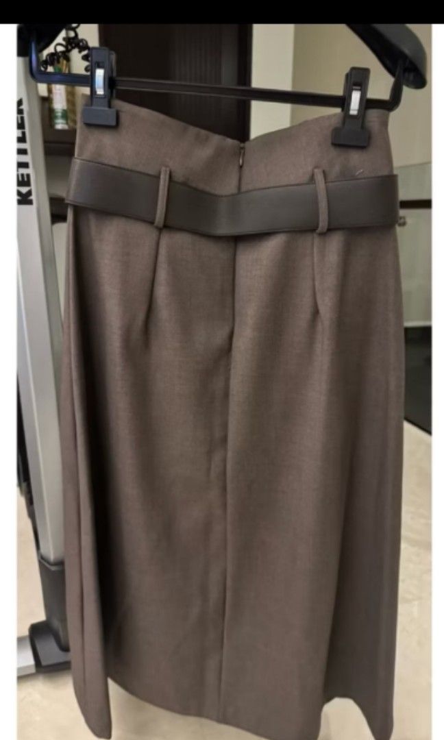 Maxi skirt formal os/s (Kategori: Gaun & Rok) berada di Jakarta Pusat. Dikirim oleh magnetic.shine (ID iklan 1450749369, Gambar 1). Deskripsi: good condition, cantik dan elegan bgt.