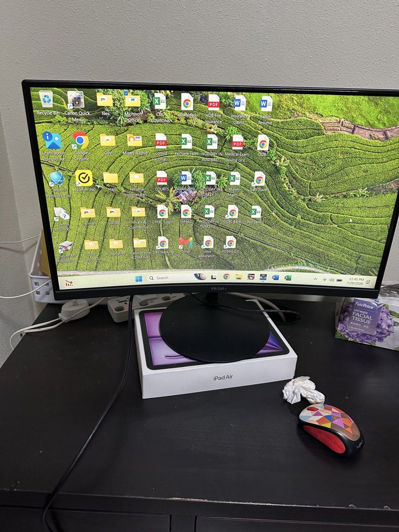 Monitor (Category: Desktops) located in Singapore. Submitted by jamilah132 (Listing ID 1450904102, Image 2). Description: .