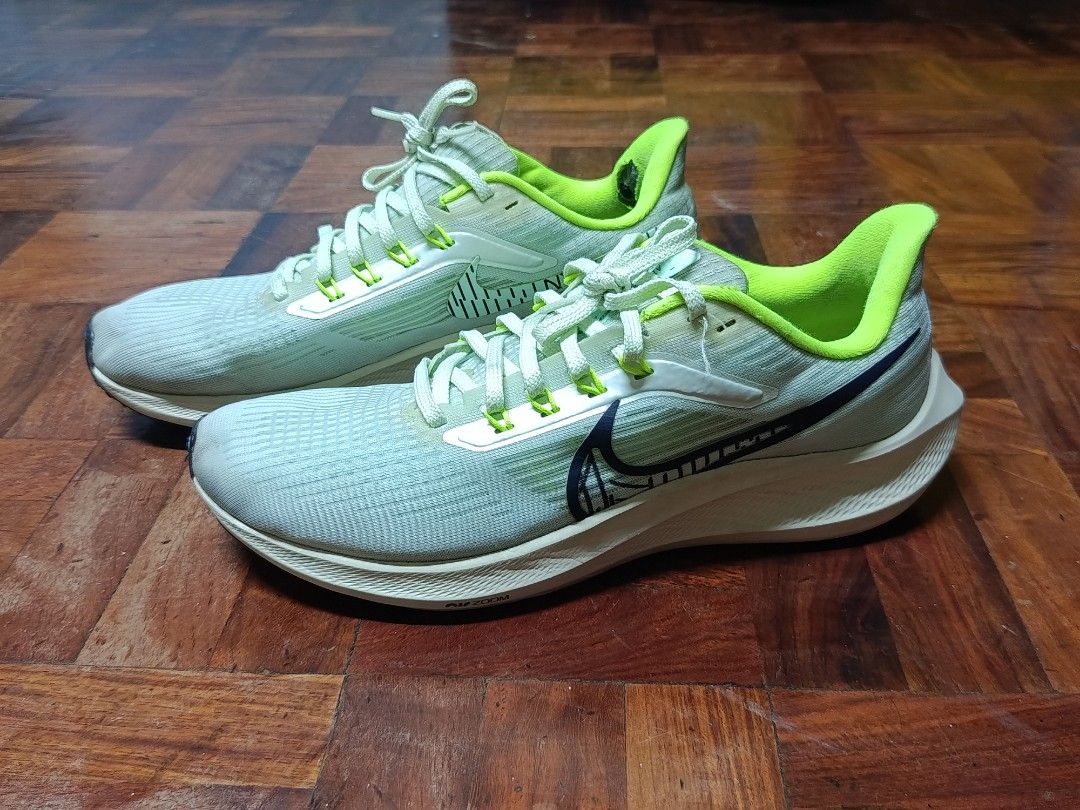 [RUSH] Nike Air Zoom Pegasus 39 Barely Green (Category: Sneakers) located in Manila. Submitted by cydle (Listing ID 1450770972, Image 2). Description: - Condition: 8.5/10, Barely used, only cosmetic issue - Code: DH4071-301, US Size 8 - Recently cleaned and maintained well - No sole separation - Does NOT come with the original box, but can provide a cardboard shoe box RFS: Meed funds and uncomfortable fitting MOP: GCash only MOD: Lalamove or Grab