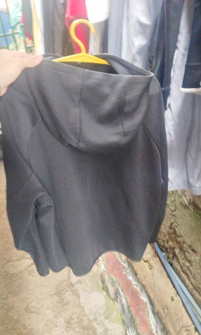 Nike techfleece black 2xl (Category: Activewear) located in Manila. Submitted by murang.pamurma (Listing ID 1450909221, Image 3). Description: pinhole not visible good as new.