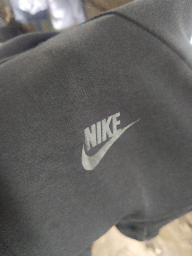 Nike techfleece black 2xl (Category: Activewear) located in Manila. Submitted by murang.pamurma (Listing ID 1450909221, Image 2). Description: pinhole not visible good as new.