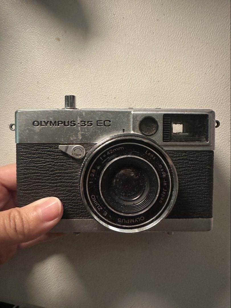 Olympus 35 EC 35mm Film Camera (Category: Cameras) located in Quezon City. Submitted by juliajoaquiin (Listing ID 1450837667, Image 1). Description: - Olympus 35 EC 35mm film camera - Lens: f=42mm 1:2.8 - Exterior has minor scratches and marks -UNTESTED ‼️buy at your own risk willing to negotiate price!! I accept payment through BPI and Gcash.
