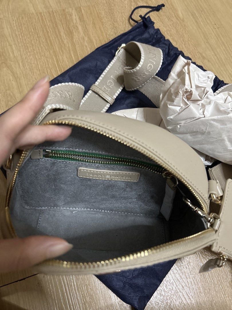 (順豐only) 全新Tommy Hilfiger Beige Crossbody Bag with Pouch （分類：手袋及銀包）位於 Hong Kong。 由 mtbuilder16 提交（商品編號 1450811307，圖片 2）。簡介： Tommy Hilfiger crossbody bag in a neutral beige color. Comes with a matching detachable pouch. The strap has the Tommy Hilfiger logo printed on it. Interior is grey. Bag has a zip closure. Dust bag included.。