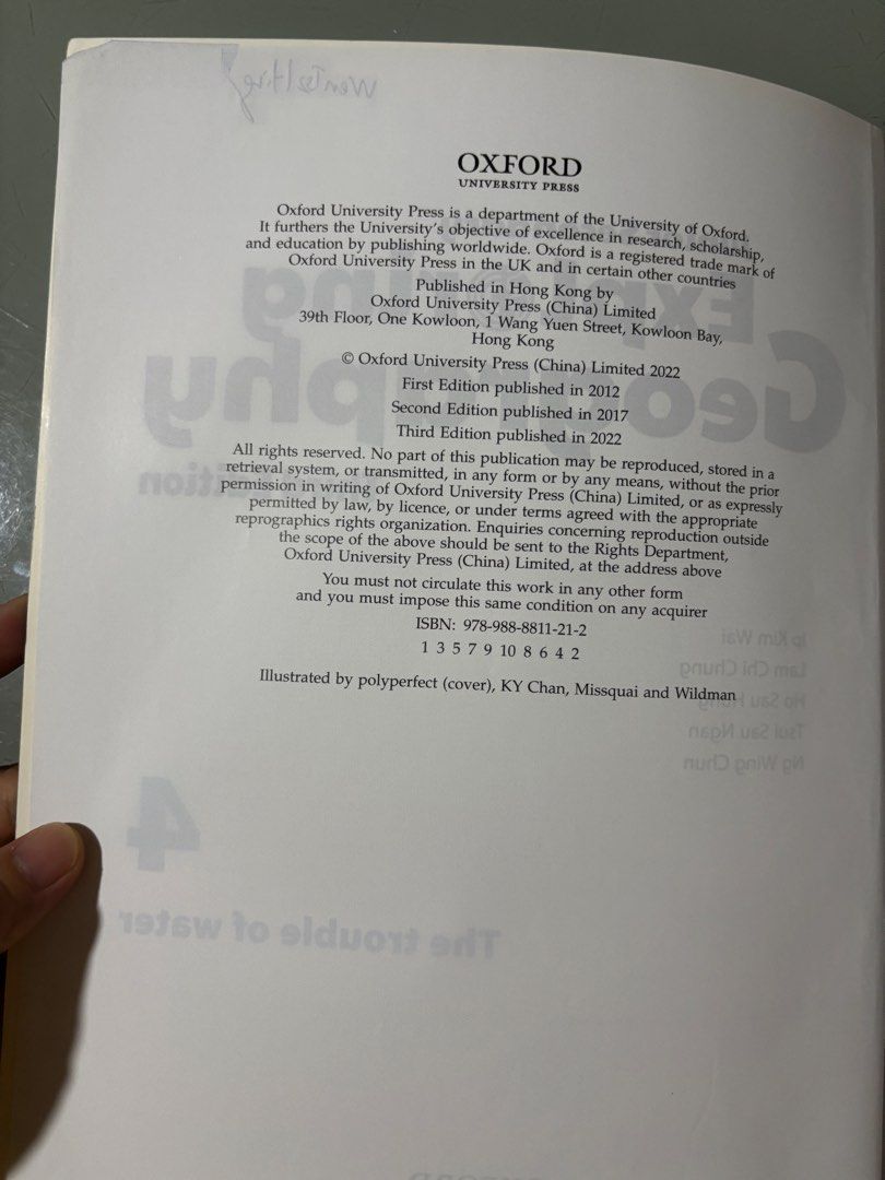Oxford Junior Secondary Exploring Geography 4 第三版 （分類：教科書）位於 Hong Kong。 由 vickychan0118 提交（商品編號 1450915577，圖片 2）。簡介： 書本保存良好，整體7、8成新，有五頁寫過筆記等痕跡，書本最後兩頁有塗改筆痕跡，有兩頁畫過交叉圖案，介意者勿拍。