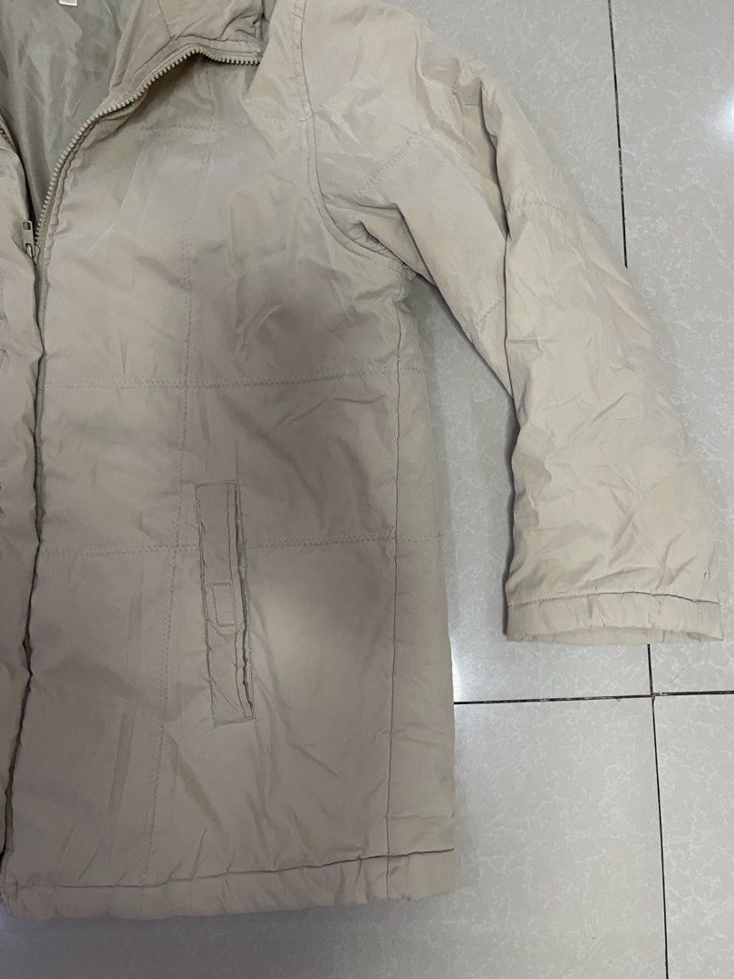 Passage L Beige Puffer Jacket Size L (Category: Coats, Jackets and Outerwear) located in Manila. Submitted by offtherack_mnl (Listing ID 1450758092, Image 2). Description: - Beige puffer jacket from Passage - Zip-up front with a collar - Two front pockets - Warm and comfortable design - Ideal for cooler weather - Size: Large (L).