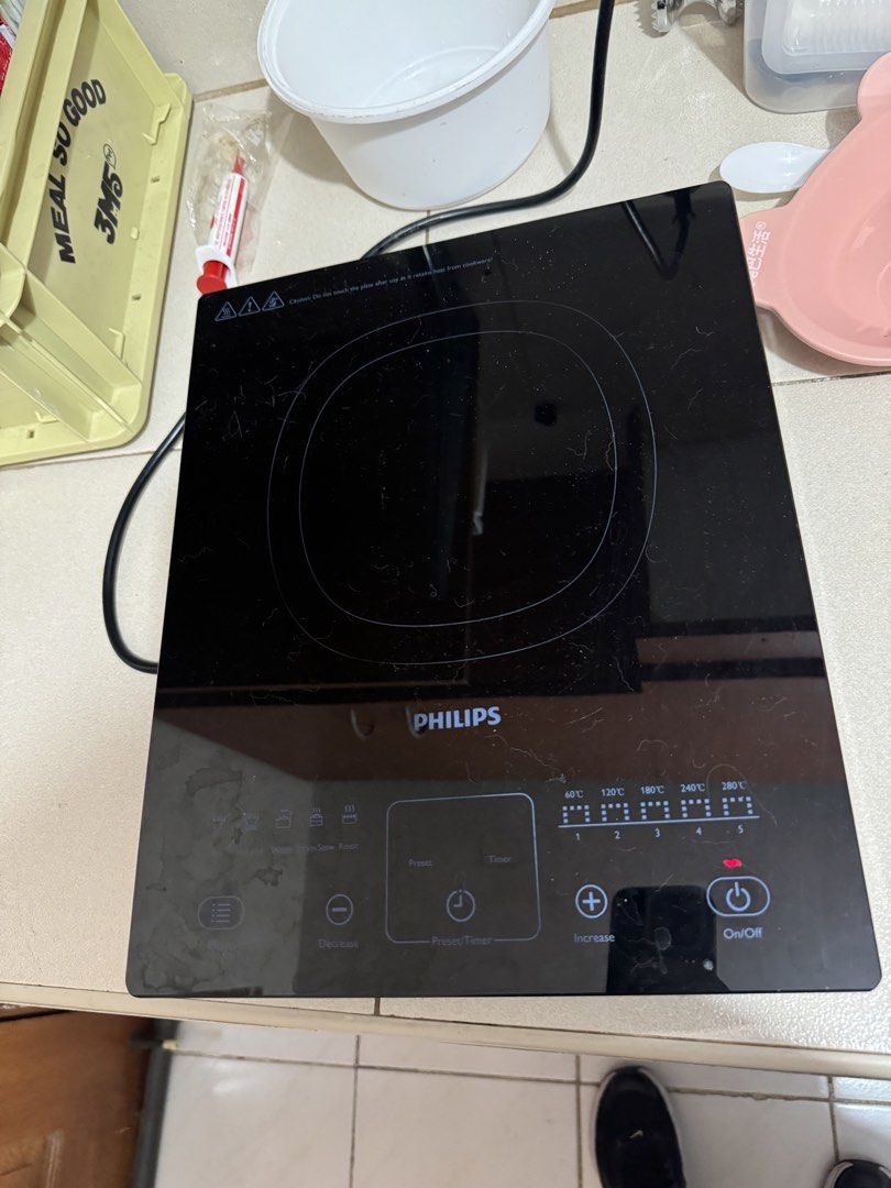 Philips Induction Cooker 2100W (Category: Cookers) located in Makati City. Submitted by lovejuju72 (Listing ID 1450741924, Image 2). Description: - Philips Induction Cooker - 2100W High Power for fast cooking - Multiple heat settings for versatile cooking - Timer function for convenience - Easy-to-use touch controls - Perfect for small kitchens, dorms, or apartments - In excellent working condition.