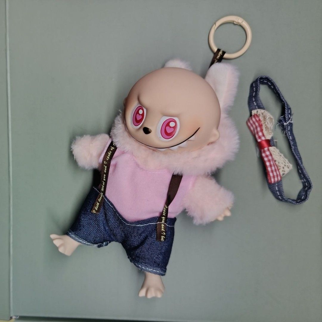 Pink Lafufu 🩷 (Category: Plushies & Soft Toys) located in Quezon City. Submitted by quick_rabbit77 (Listing ID 1450884598, Image 2). Description: Selling this cute meme toy from Ror Mart! Perfect budget-friendly alternative if you love the monster plush aesthetic without paying premium reseller prices. 🩷 includes the denim suspenders and pink top. 🩷 w/ box 🎁☑️ 🩷 w/ clothes 👗 and headband accessories 💁🏻‍♀️ 🩷 pink eyes, smooth vinyl bald f