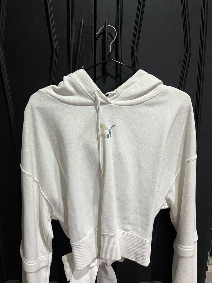 puma cropped backless hoodie (Category: Coats, Jackets and Outerwear) located in Manila. Submitted by a22bee (Listing ID 1450912732, Image 1). Description: mop: gcash, gotyme mod: lalamove, angkas padala, grab express, jnt - can meet around dlsu/waltermart molino blvd item description: - cropped - has ribbon at the back so u can tighten/adjust - with hood - sleeves are versatile, can be folded to shorten sleeves.